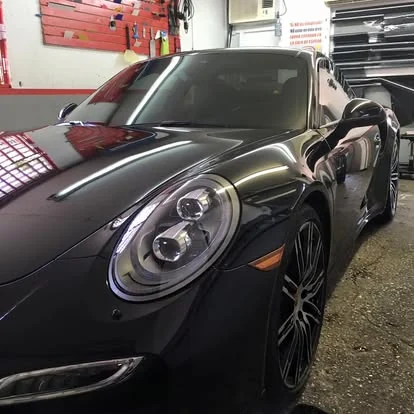 Porsche 911 negro con los cristales tintados