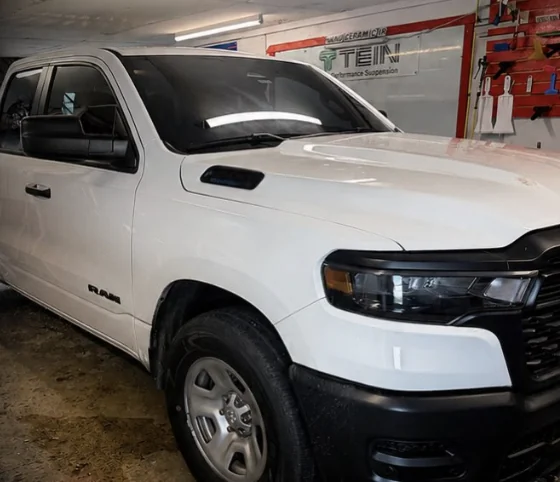 Pickup RAM blanca con los cristales recién tintados dentro del taller de Master Tint en Naranjito